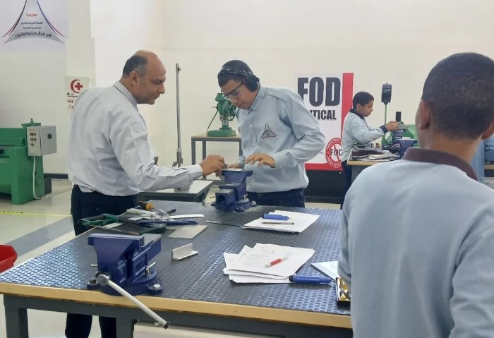 الطلاب أثناء التدريب بالمدرسة