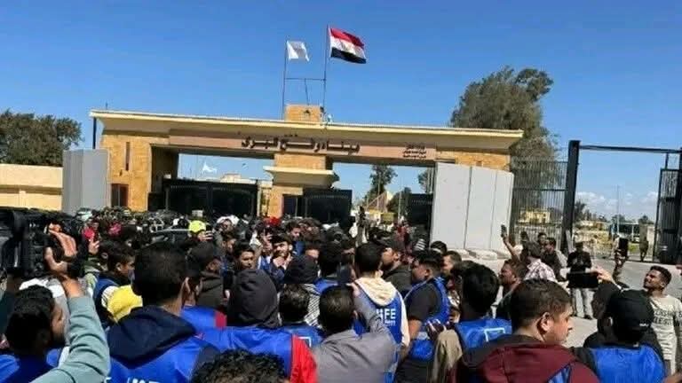 توافد المصريون لمعبر رفح