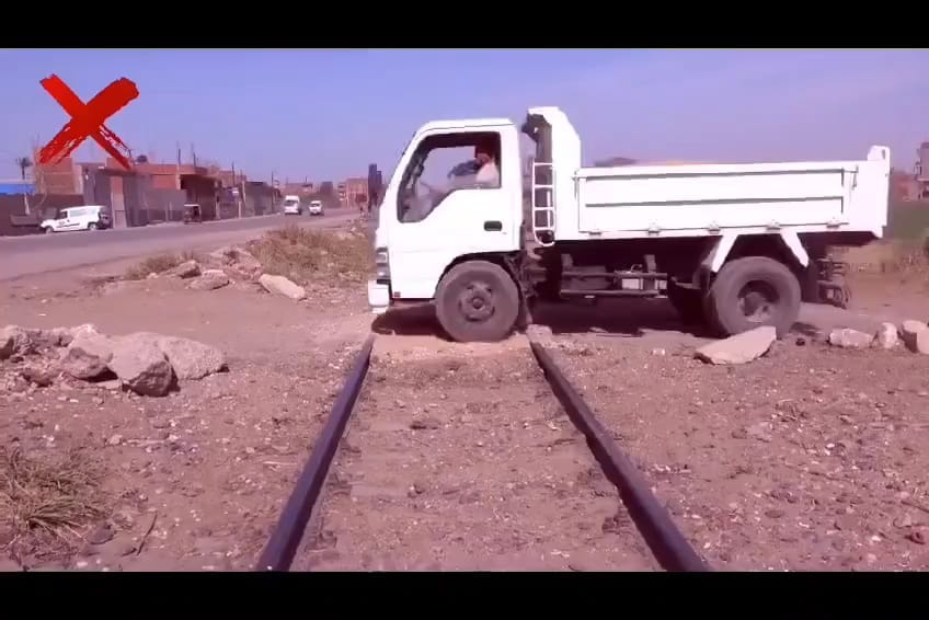 سيارة تعبر شريط السكة الحديد