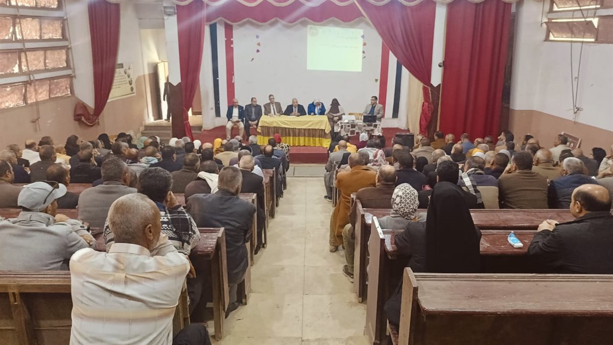 وكيل وزارة تعليم الفيوم أثناء الاجتماع مع مديرى الادارات التعليمية