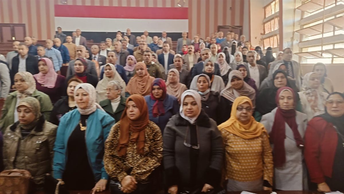 وكيل وزارة تعليم الفيوم أثناء الاجتماع مع مديرى الادارات التعليمية
