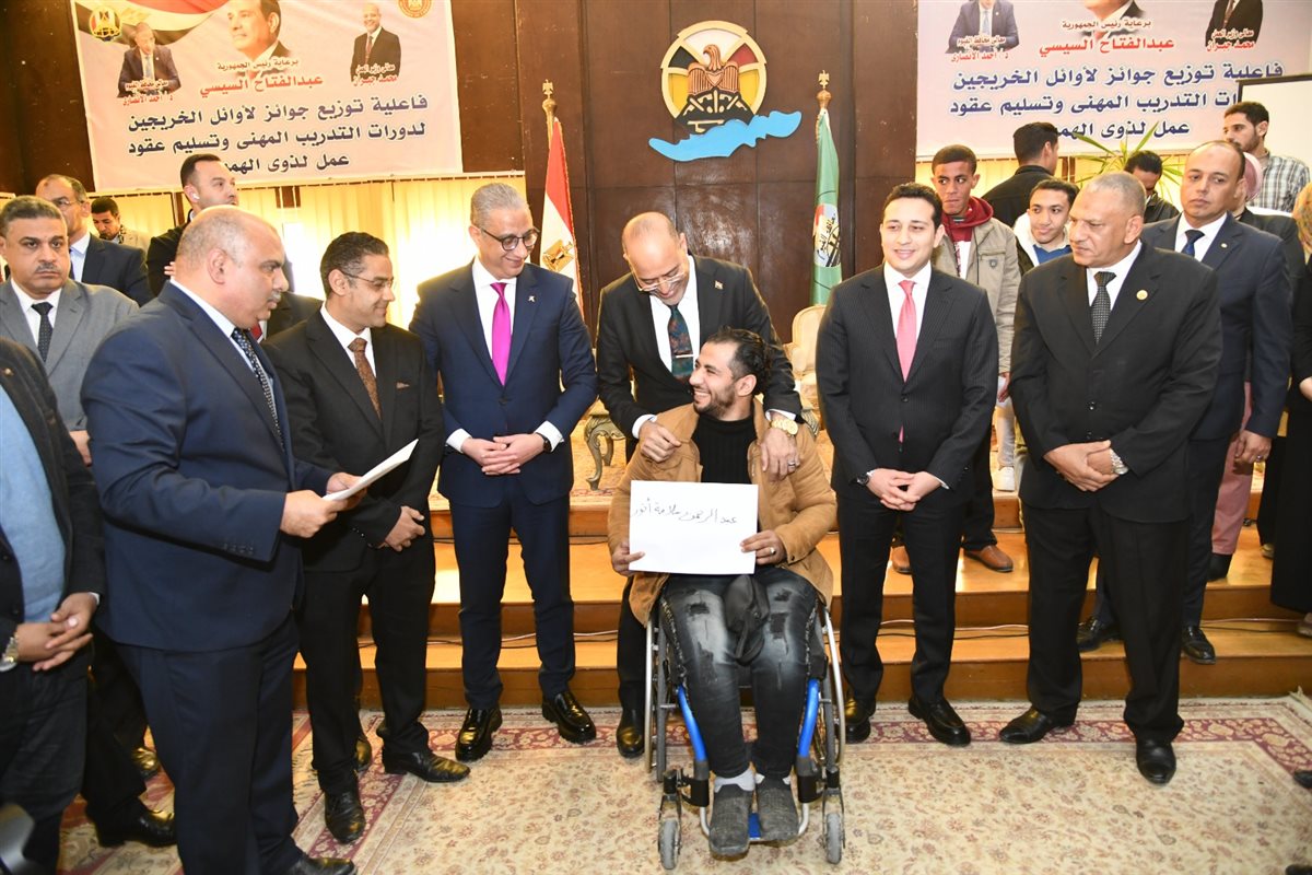 وزير العمل ومحافظ الفيوم يكرمان أوائل خريجات التدريب المهني
