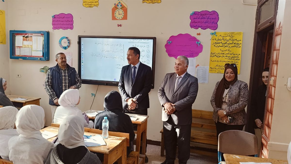 وكيل وزارة التعليم ومدير عام التفتيش بالوزارة أثناء الجولة