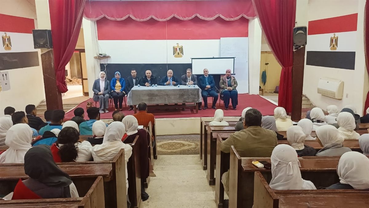 وكيل وزارة تعليم الفيوم أثناء اللقاء