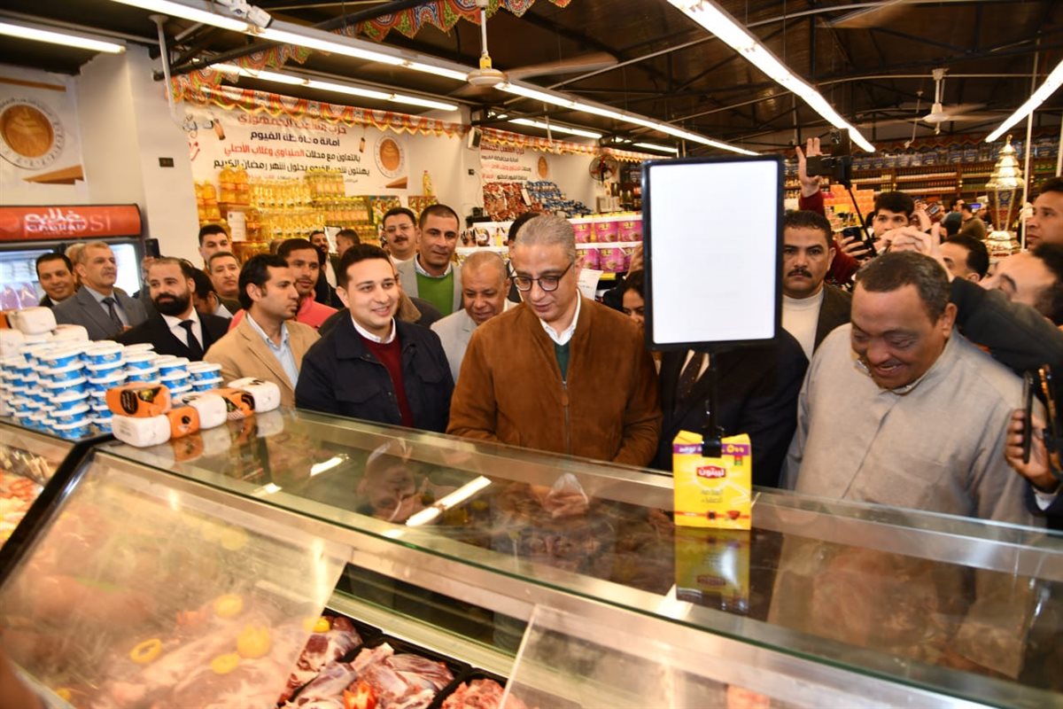 محافظ الفيوم أثناء أفتتاحه المعرض