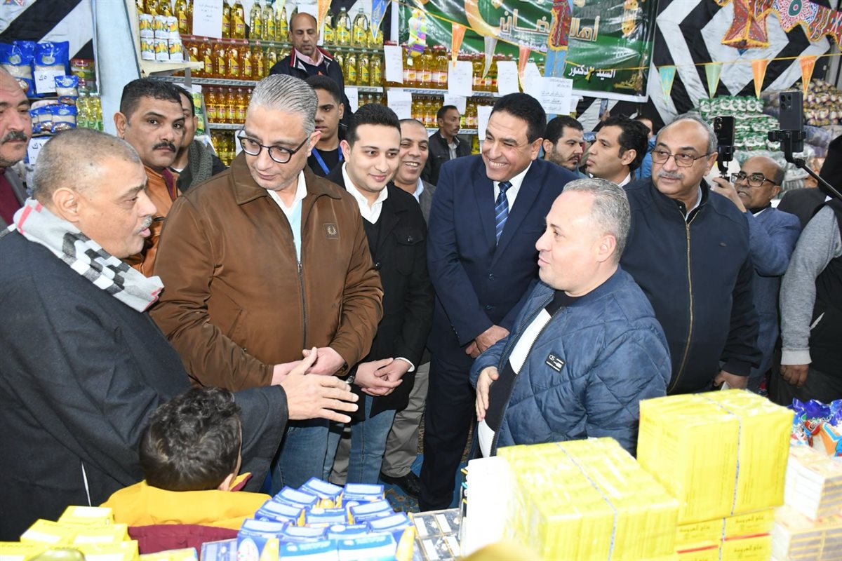 محافظ الفيوم ورئيس الغرفة التجارية اثناء أفتتاح المعرض ومناقشة أحد التجار