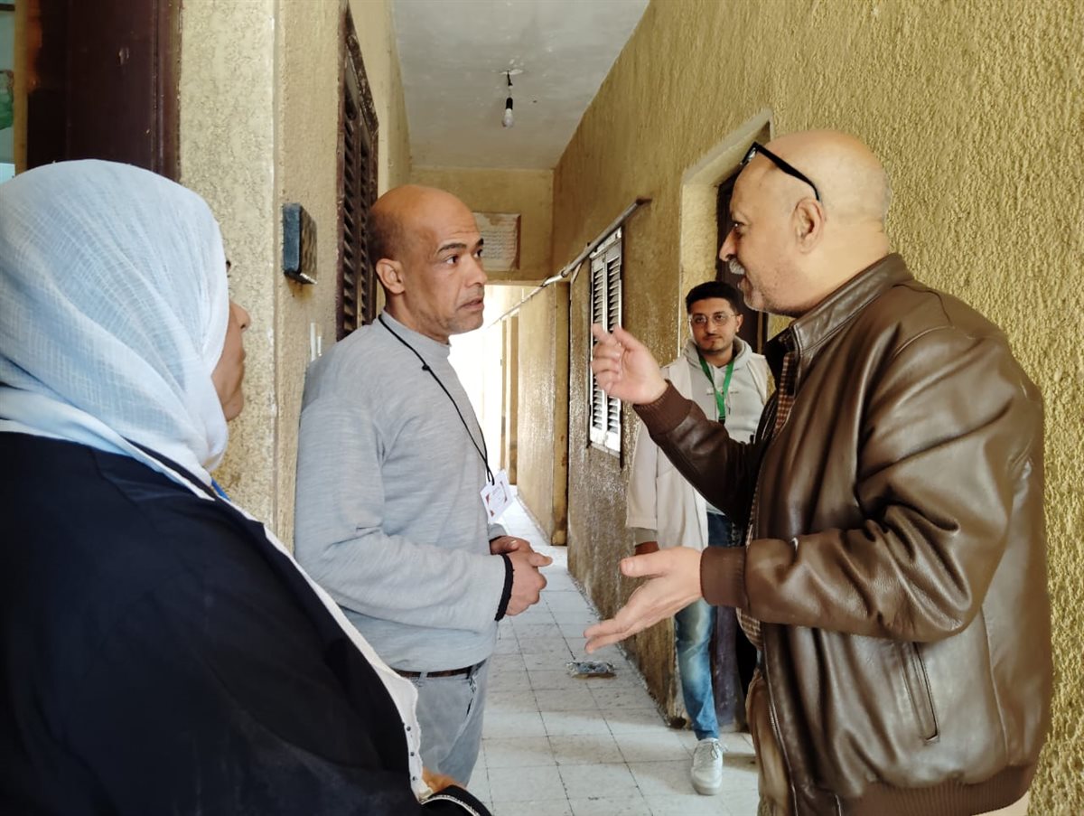 الدكتور سامح العشماوى وكيل وزارة الصحة اثناء الجولة