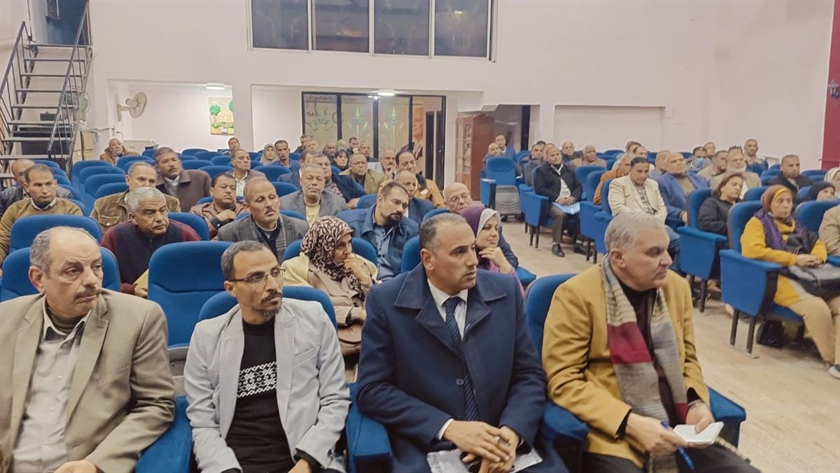 الدكتور خالد قبيصى وكيل وزارة التعليم بالفيوم أثناء الاجتماع&nbsp;