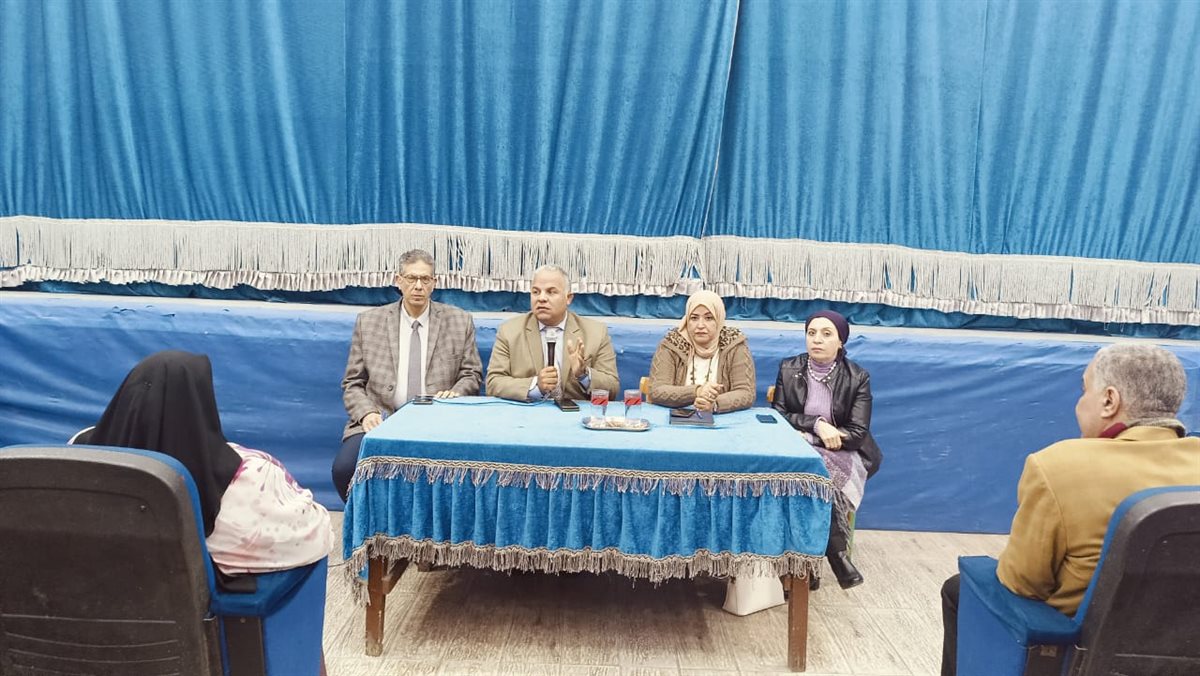 الدكتور خالد قبيصى وكيل وزارة التعليم بالفيوم أثناء الاجتماع&nbsp;