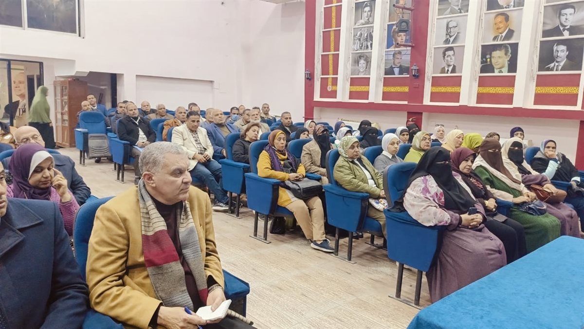 الدكتور خالد قبيصى وكيل وزارة التعليم بالفيوم أثناء الاجتماع&nbsp;