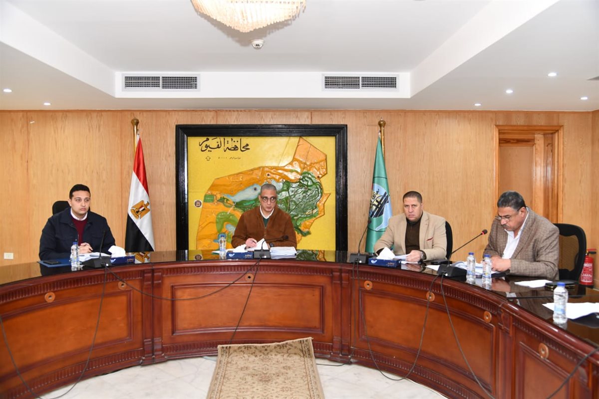 الدكتور احمد الانصارى محافظ الفيوم والدكتور محد التونى أثناء لقاء خدمة المواطنيين
