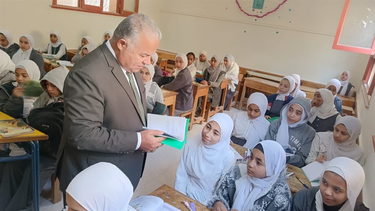 الدكتور خالد قبيصى وكيل وزارة التعليم اثناء الجولة&nbsp;