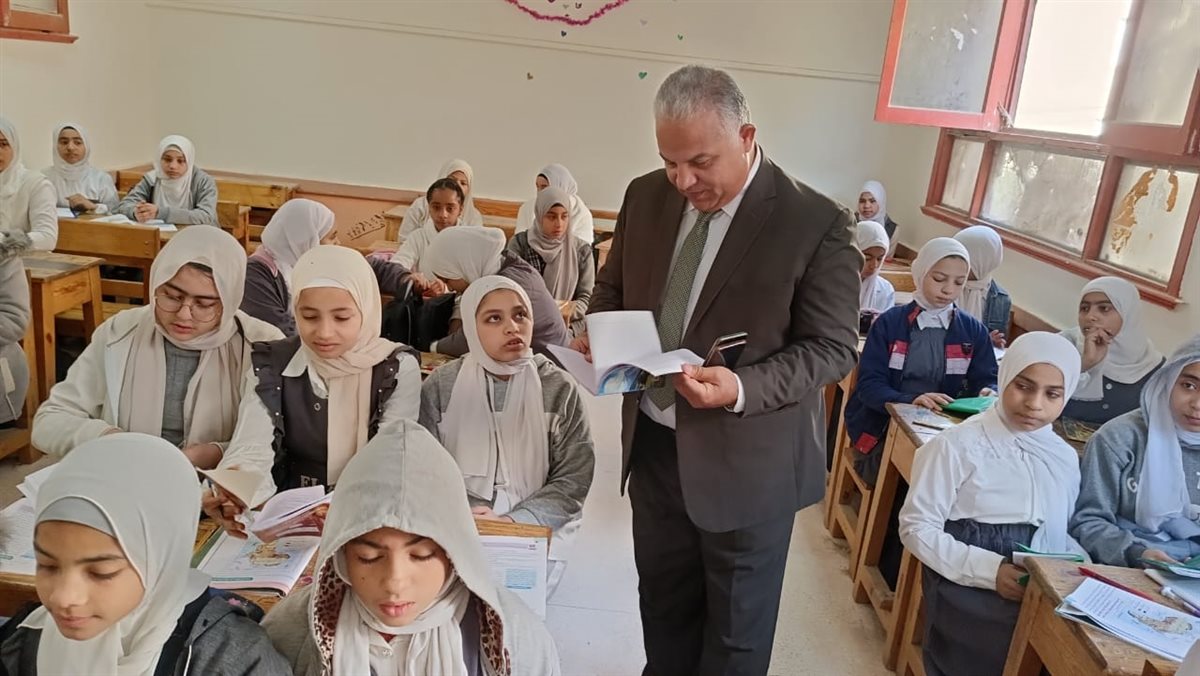 الدكتور خالد قبيصى وكيل وزارة التعليم اثناء الجولة&nbsp;