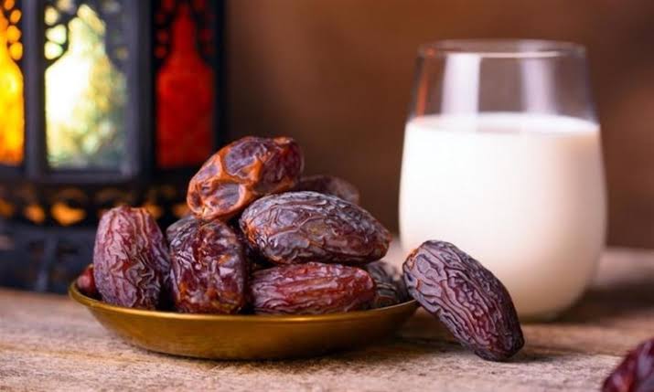 تناول البلح باللبن