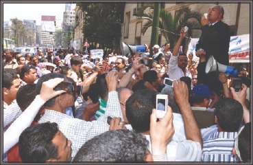 آلاف المتظاهرين حاصروا مجلس الشعب وحملوني علي الأكتاف