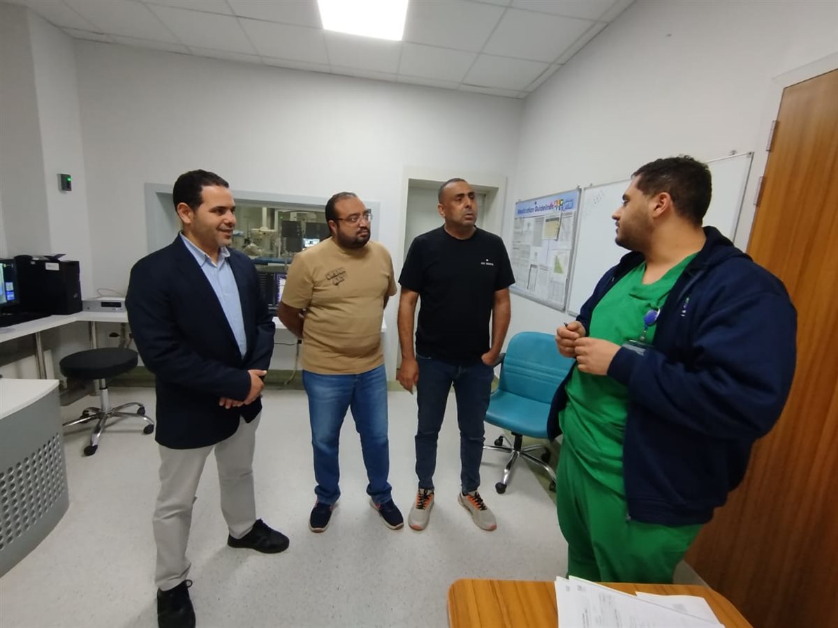 أحمد المصري وإسلام فؤاد ومدير العلاقات العامة مع الأطقم الطبية بمستشفى الناس