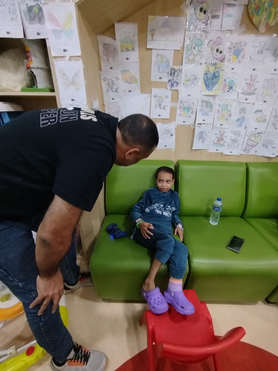 الإعلامي أحمد المصري مع إحدى المريضات الأطفال