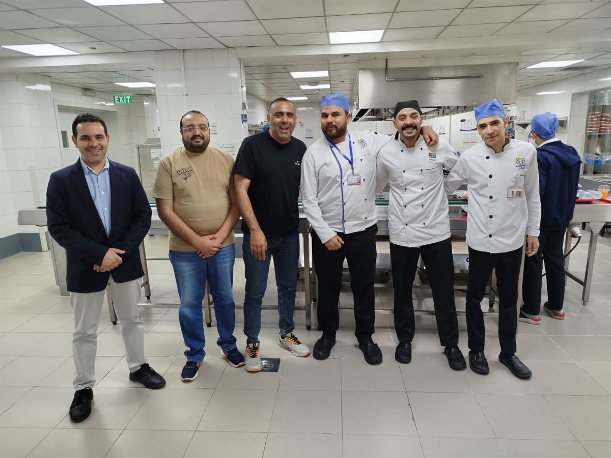 المصري وفؤاد مع العاملين بمستشفى الناس