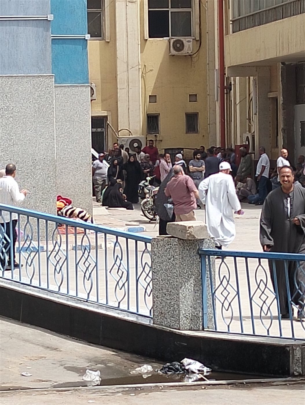 صور انهيار الأسرة أمام المشرحة