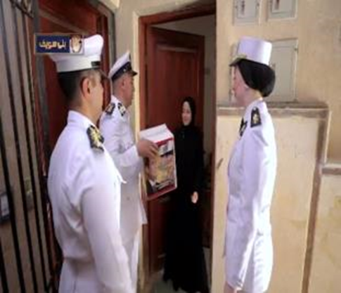 رجال الشرطة خلال توزيع العبوات على المواطنين