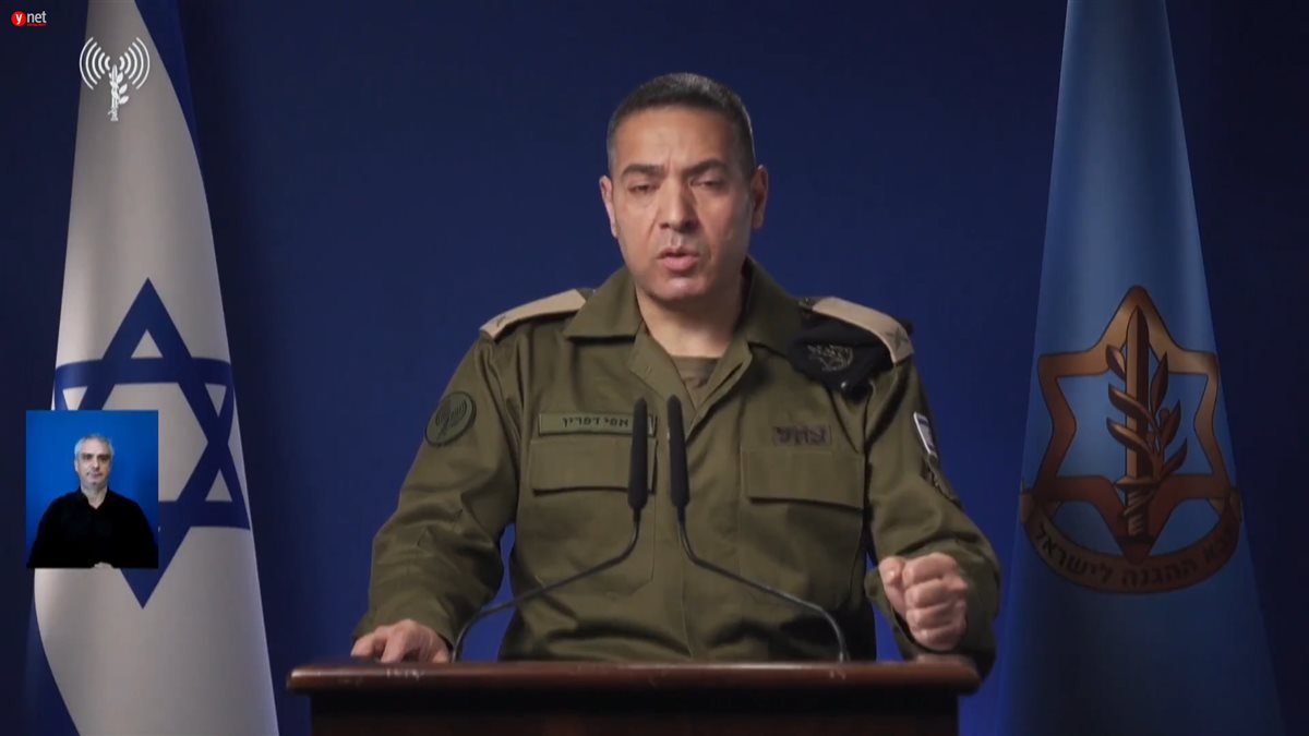 <strong>المتحدث باسم جيش الاحتلال خلال إعلان احتراق ناقلة جند في خان يونس</strong>