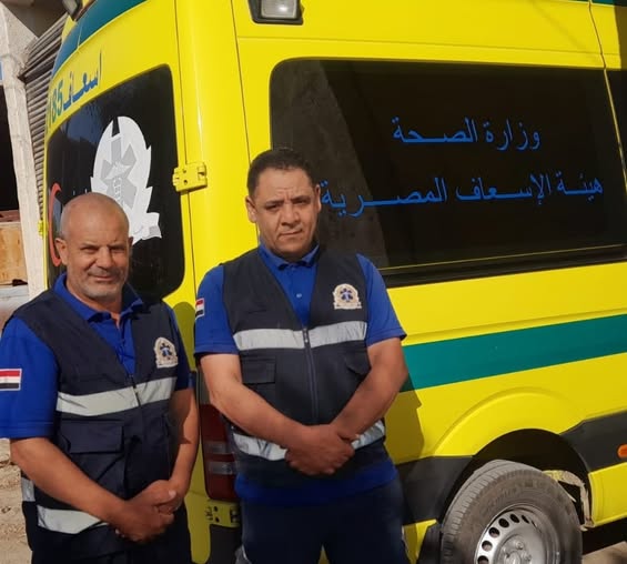 <strong>المسعف محمد سيد طلب، برفقة فني القيادة إبراهيم فتحي</strong>