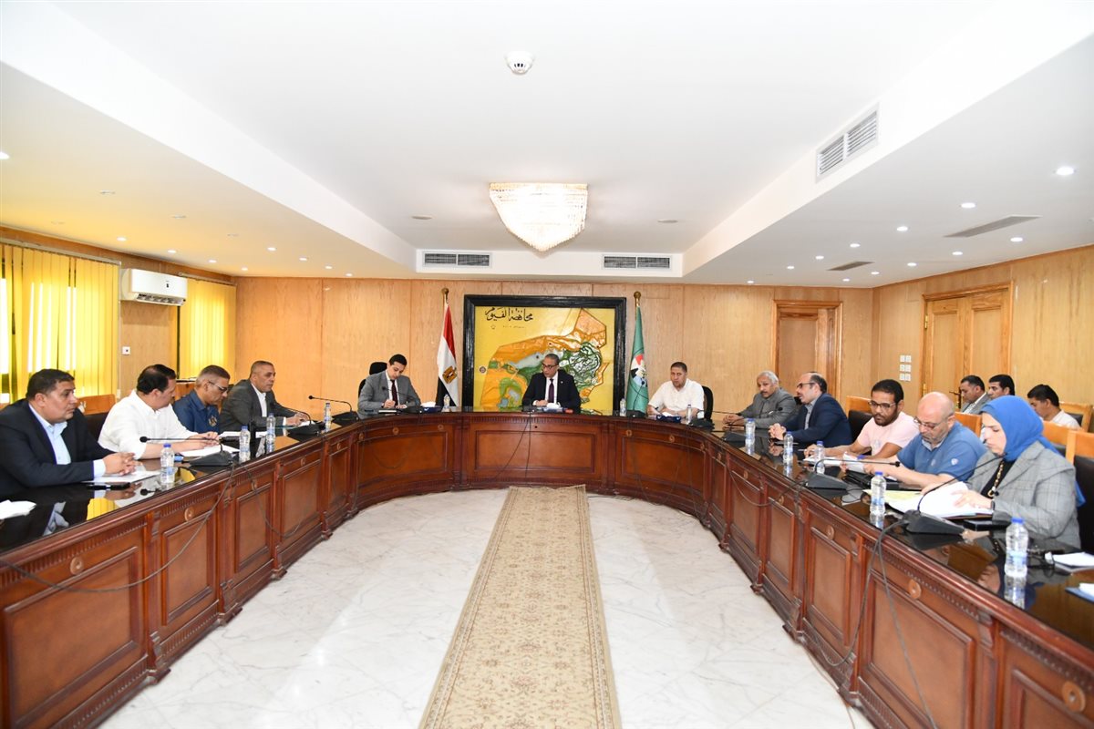 محافظ الفيوم أثناء الاجتماع