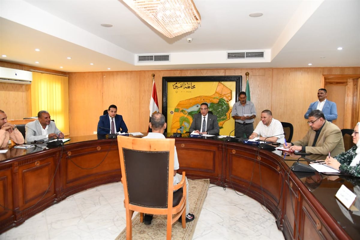 محافظ الفيوم اثناء لقاء خدمة المواطنيين