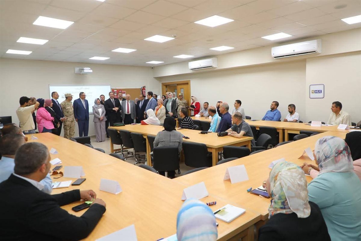 محافظ دمياط في جامعة حورس