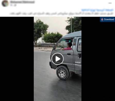 طفل يقود سيارة
