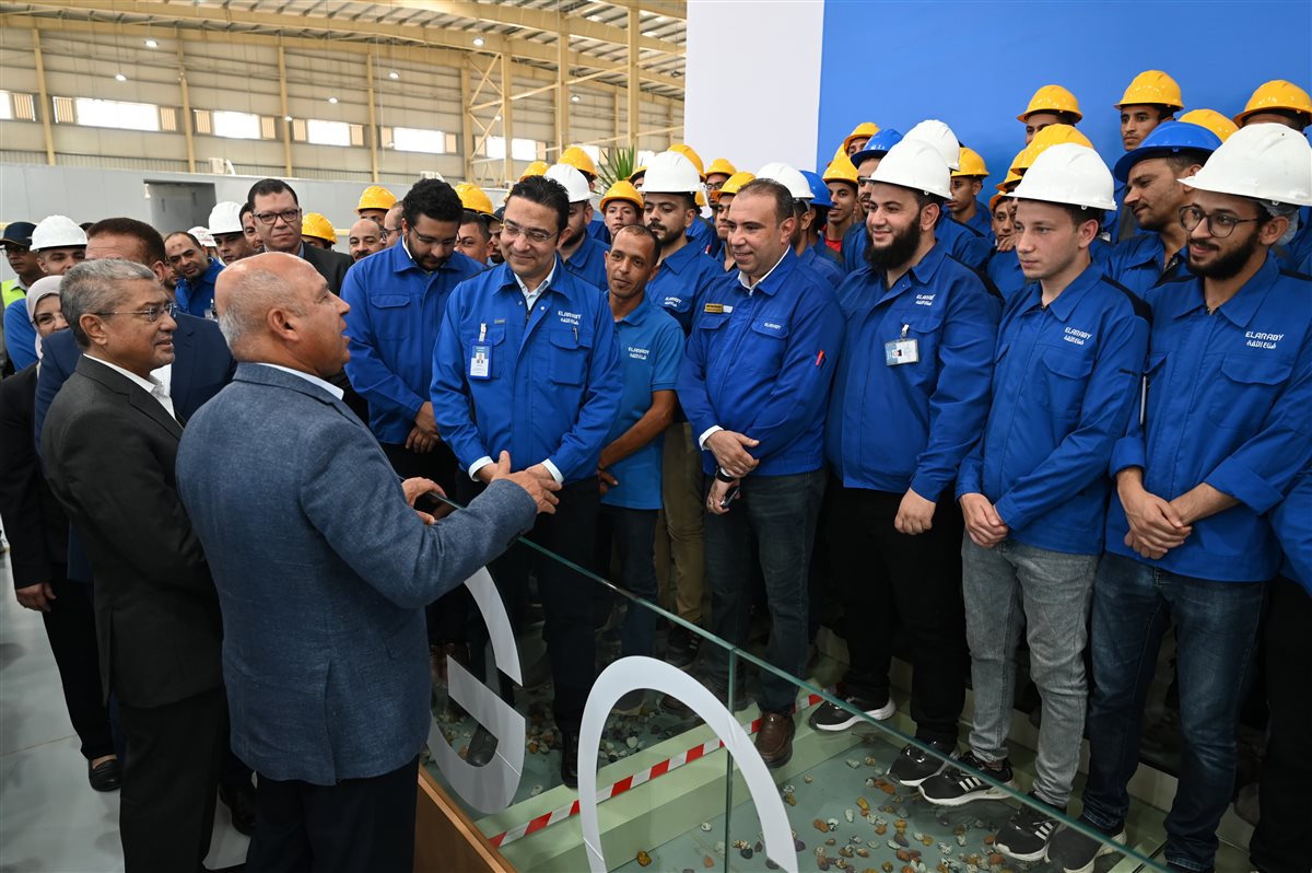وزير الصناعة يفتتح مصنعا لإنتاج الزجاج الهندسي في المنوفية