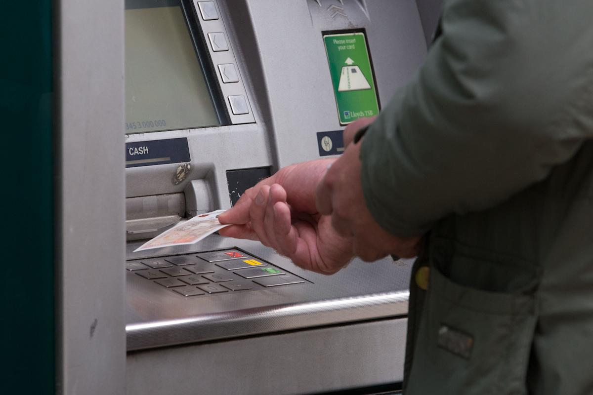 <strong>ماكينات الصراف الآلي (ATM)</strong>