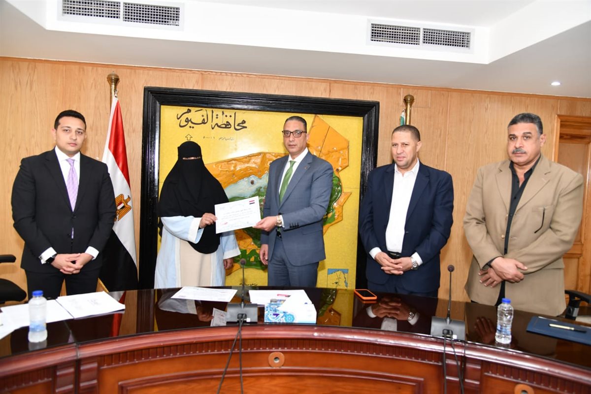 محافظ الفيوم أثناء التكريم