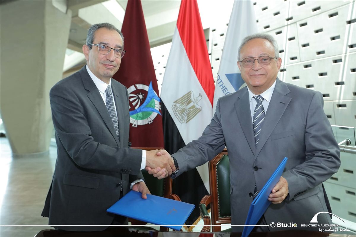 رئيس جامعة الفيوم يكرم مدير مكتبة الاسكندرية