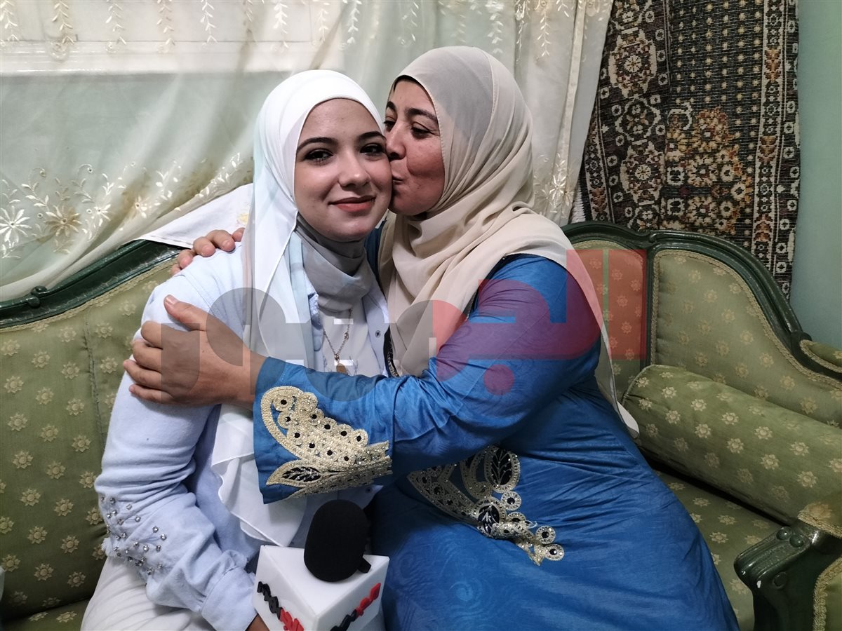 نور والدتها