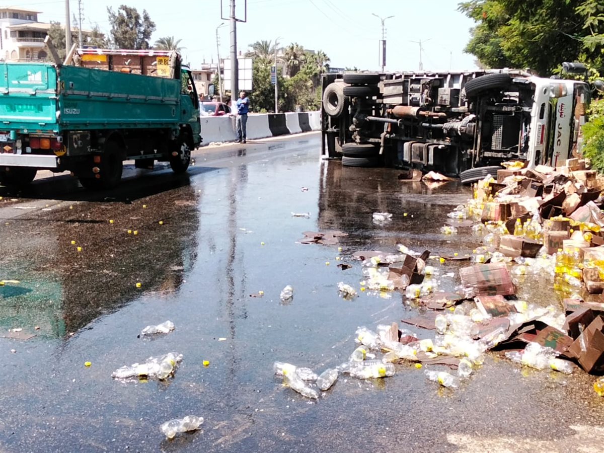 انقلاب سيارة نقل محملة بـ زيت الطعام على طريق المنصورة بمحافظة الدقهلية