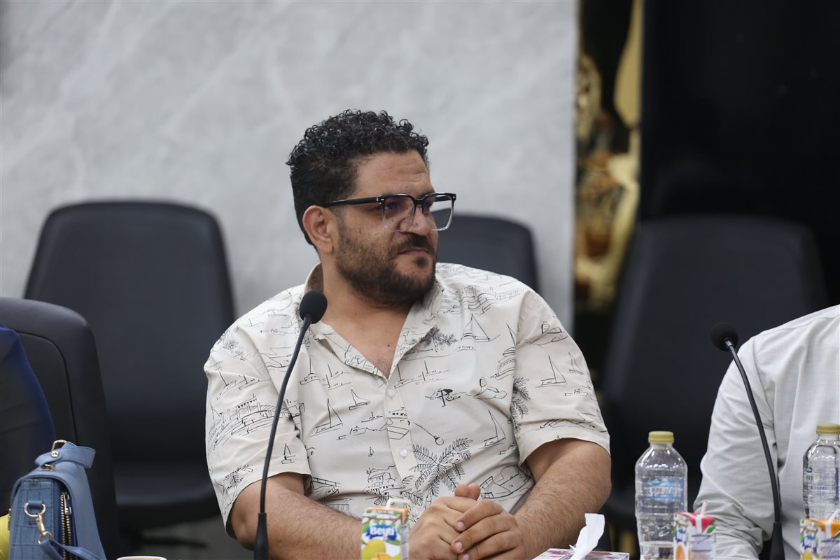 محرر الجمهور بالمؤتمر الصحفي لوزير قطاع الأعمال