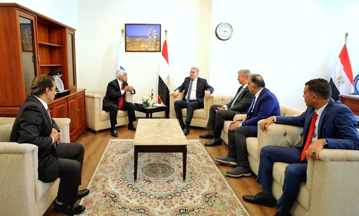 وزير البترول ورئيس الشركة العالمية لصناعة المواسير