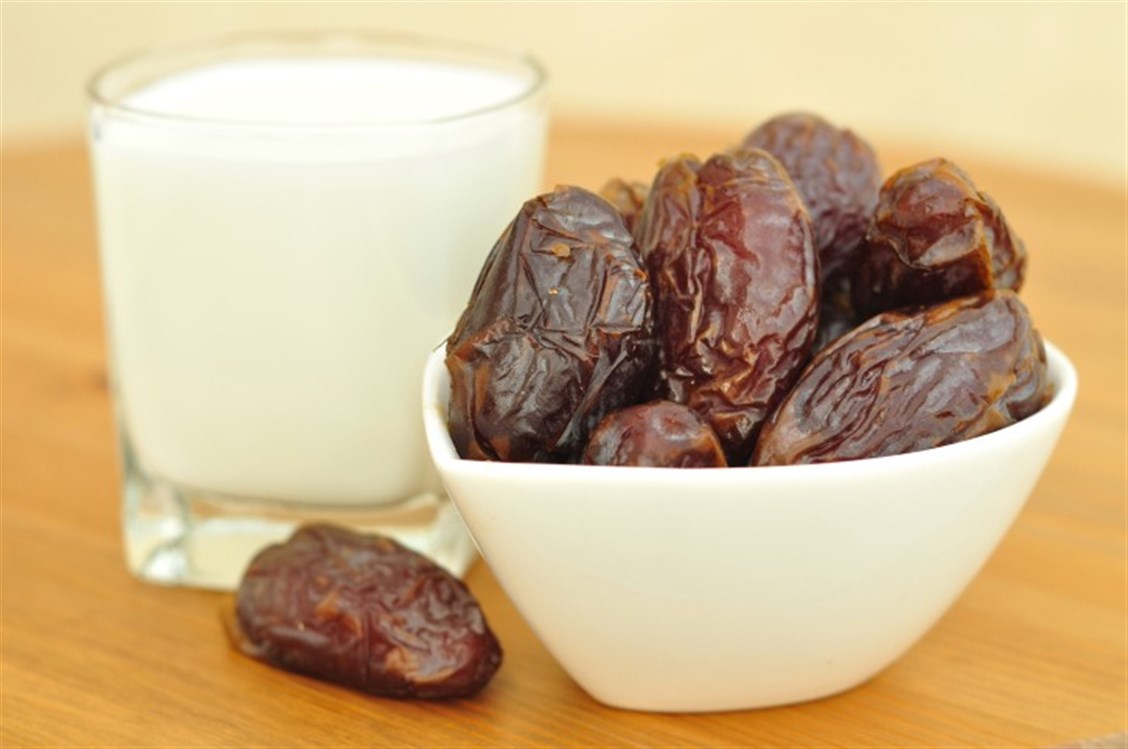 الزبادي والتمر&nbsp;
