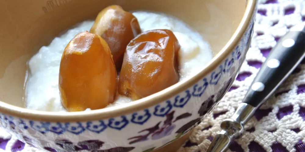 الزبادي والتمر&nbsp;