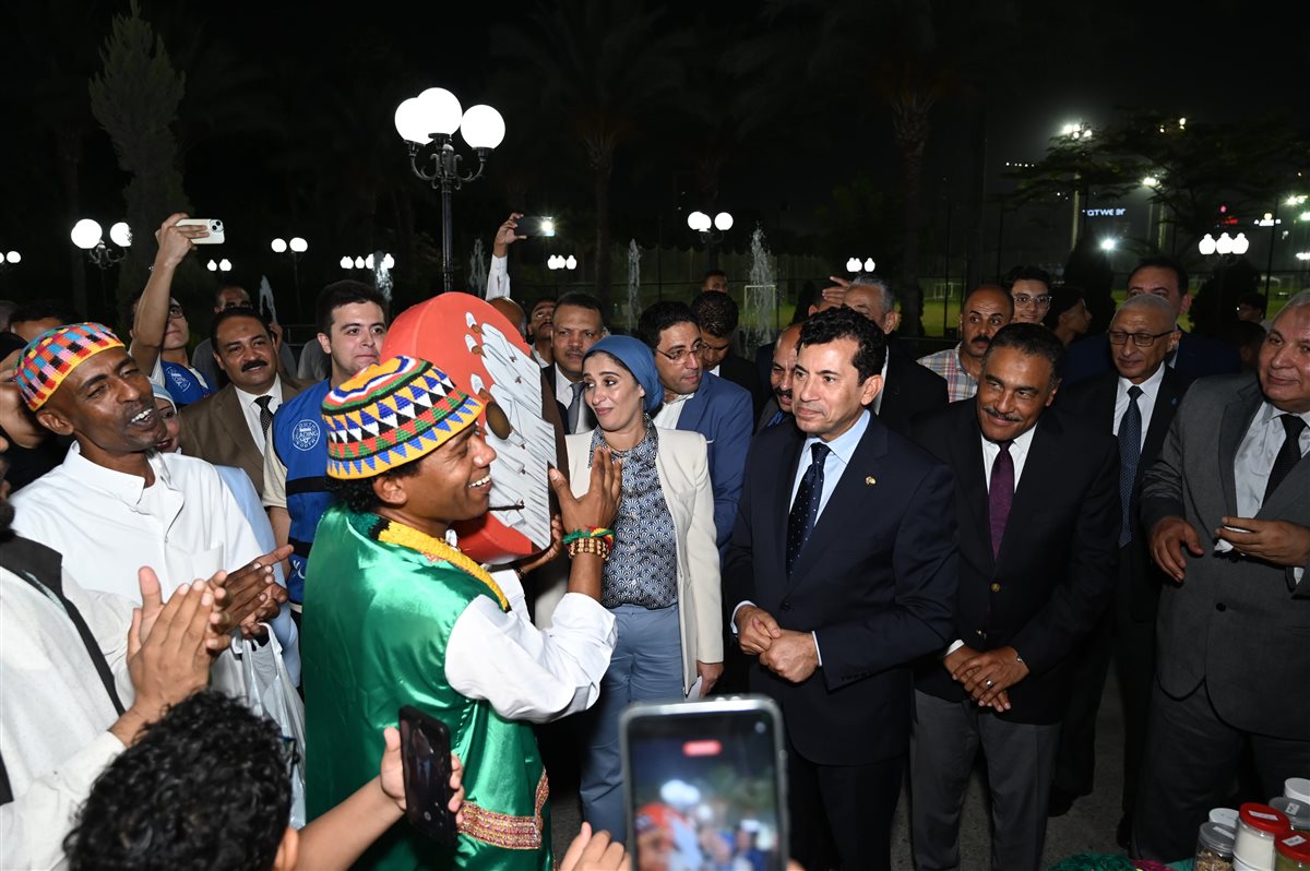 <strong>&nbsp;وزير الشباب والرياضة</strong>