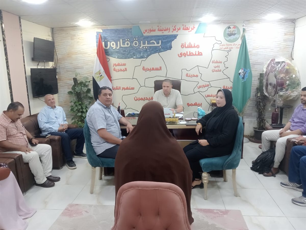 سكرتير عام محافظة الفيوم أثناء لقاء خدمة المواطنيين