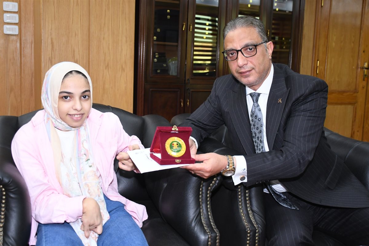 محافظ الفيوم يكرم الطالبة
