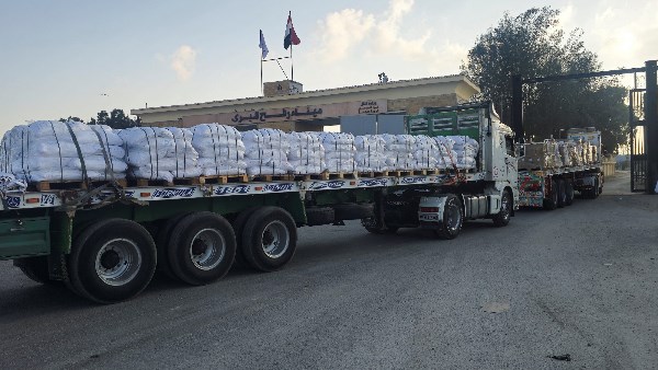 <strong>شاحنات المساعدات تصطف أمام معبر رفح استعدادًا للدخول</strong>