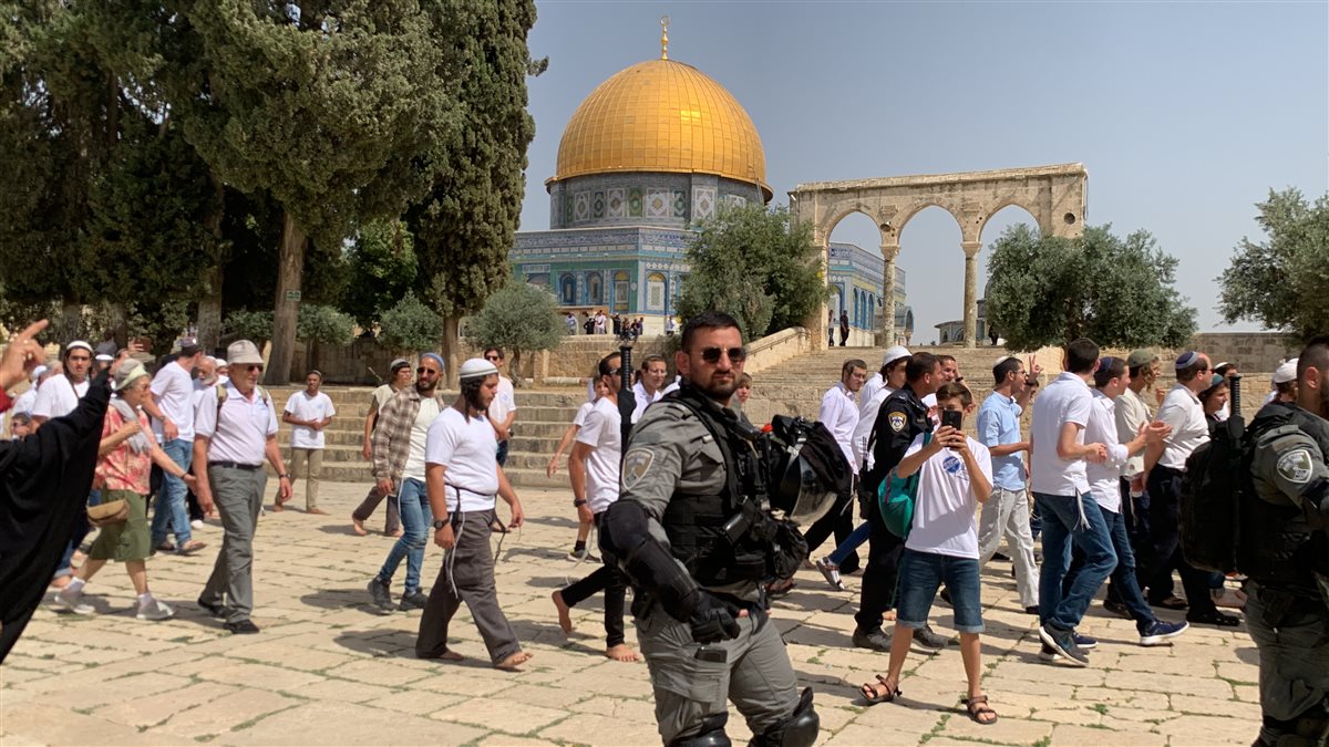 <strong>بن غفير وأتباعه يقتحمون ساحة المسجد الأقصى</strong>