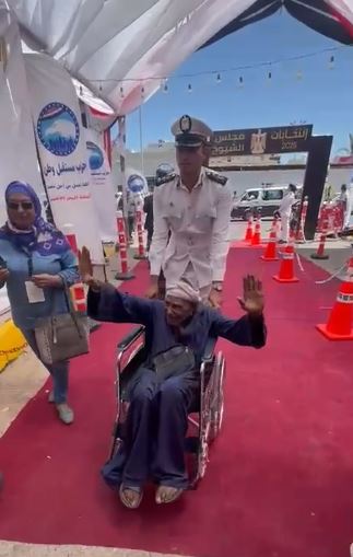 رجال الشرطة خلال مساعده كبار السن للإدلاء باصواتهم في انتخابات مجلس الشيوخ 2025