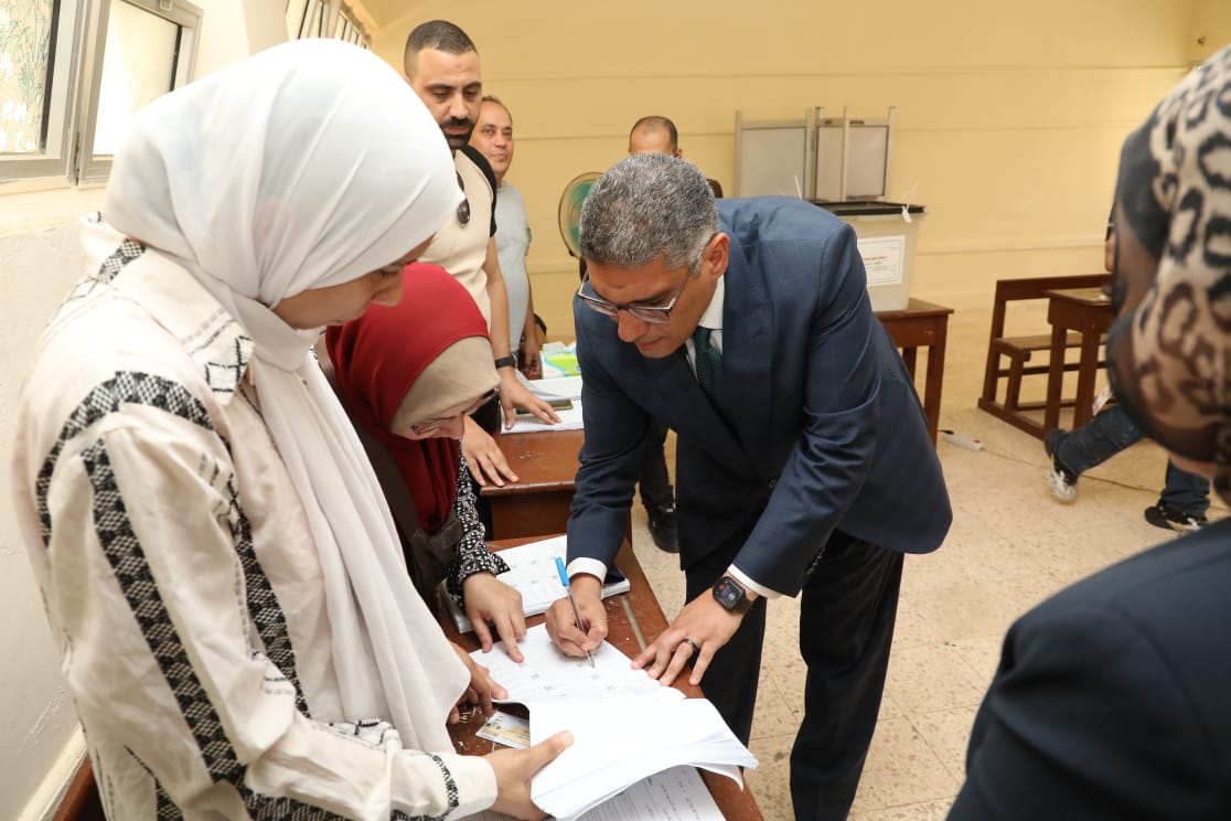 محافظ الجيزة يُدلي بصوته في انتخابات مجلس الشيوخ 2025
