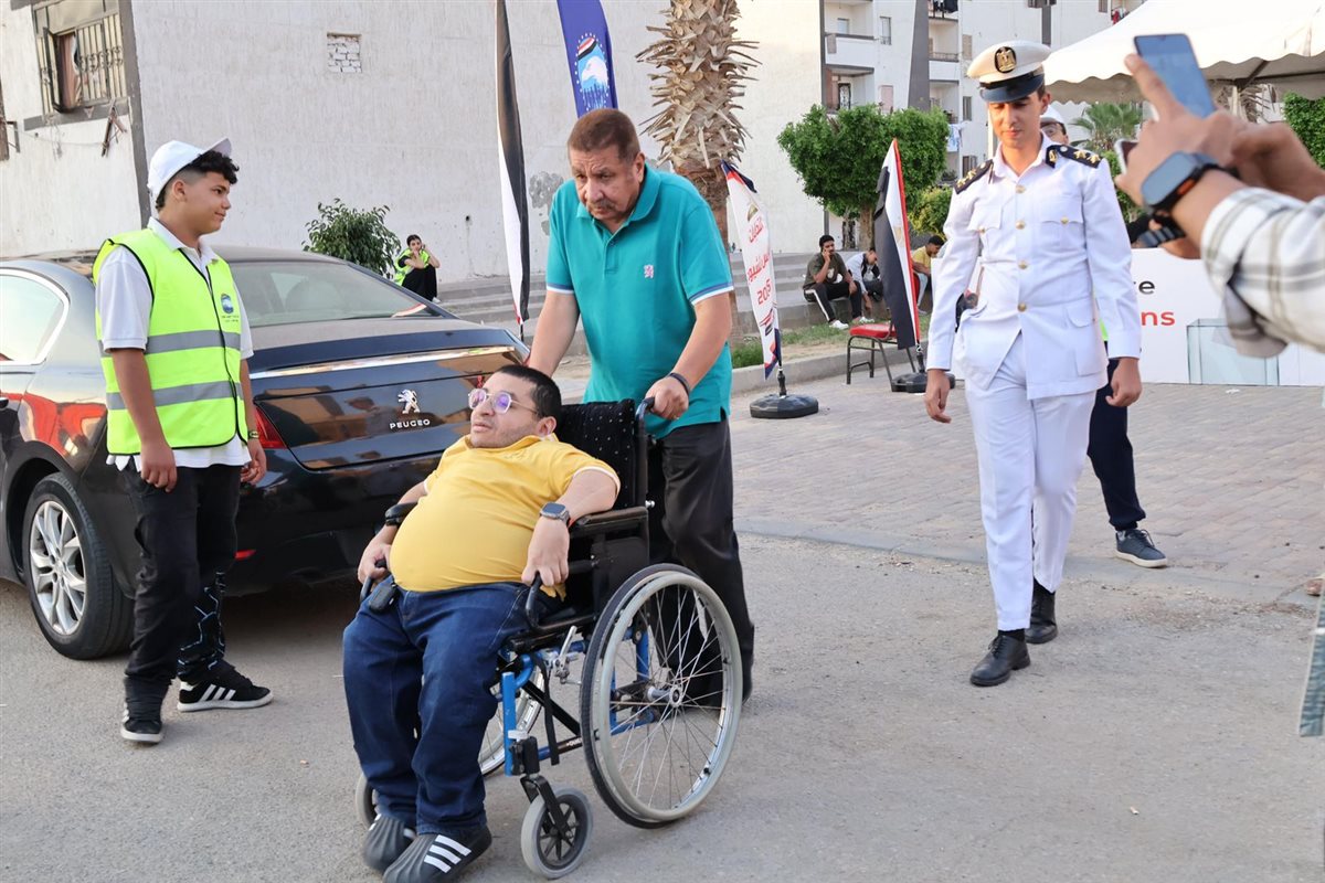 الشرطة تساعد ذوي الهمم في الإدلاء بأصواتهم بمدرسة فاطمة عنان بالتجمع الخامس&nbsp;