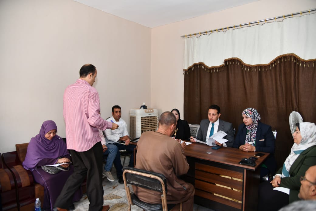 نائب محافظ الفيوم أثناء اللقاء