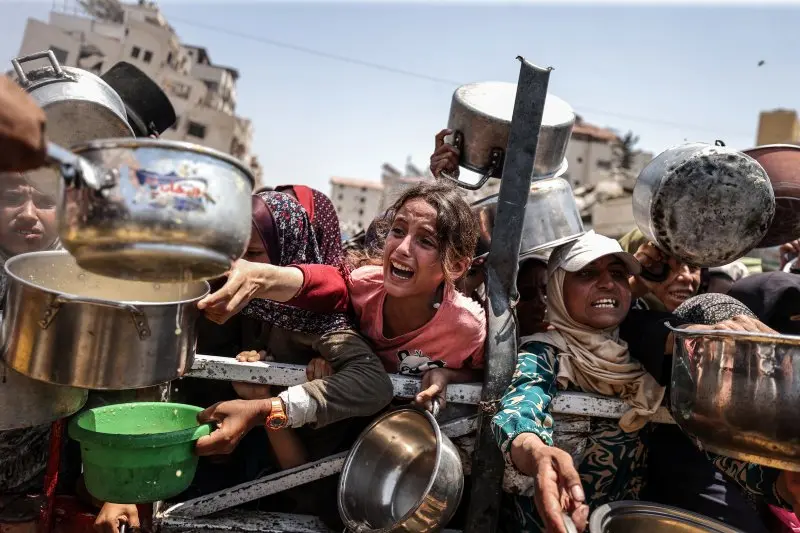 الفلسطينين يحاولوا الحصول على الغذاء (تايم)